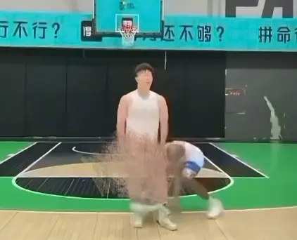 《牛教练的裤子》全网同步免费观看-黑哥球场偷袭扯下裤子甩圈名场面回放，《牛教练的裤子》HD高清完整版在线播放