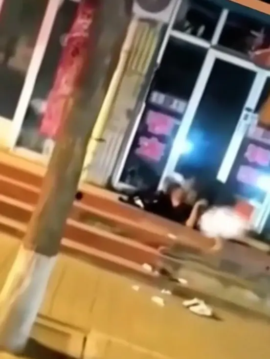 《原平纸作鲜花店门口及原平纸扎店监控画面相关视频》1080P超清未删减资源-原平纸作鲜花店门口监控视频迅雷网盘下载-原平纸扎店监控画面相关视频无广告在线看