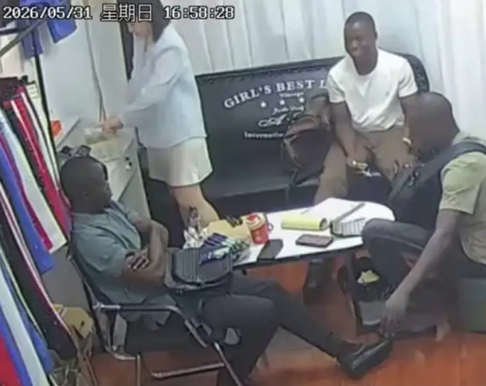 《三个黑人买衣服》监控视频完整版无删减 - 服装店老板娘一人应对三黑人 - 全网同步1080P高清画质在线播放资源