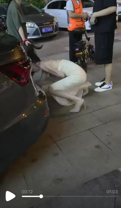 抓小三现场《白裙女子被抓头发跳河》事件完整录像-白裙女子跳河被救后续高清全集-无广告免费在线播放