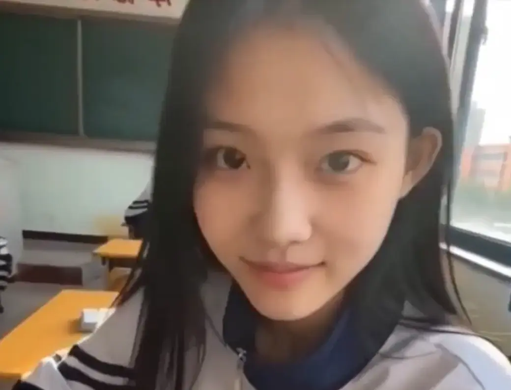 《我的十八岁女友》无删减版在线播放4K蓝光画质 - 黄果AI短剧高甜治愈全集免费观看 - 我的十八岁女友追完又想谈恋爱结局太甜